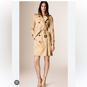 Burberry Kensington trench long in color stone